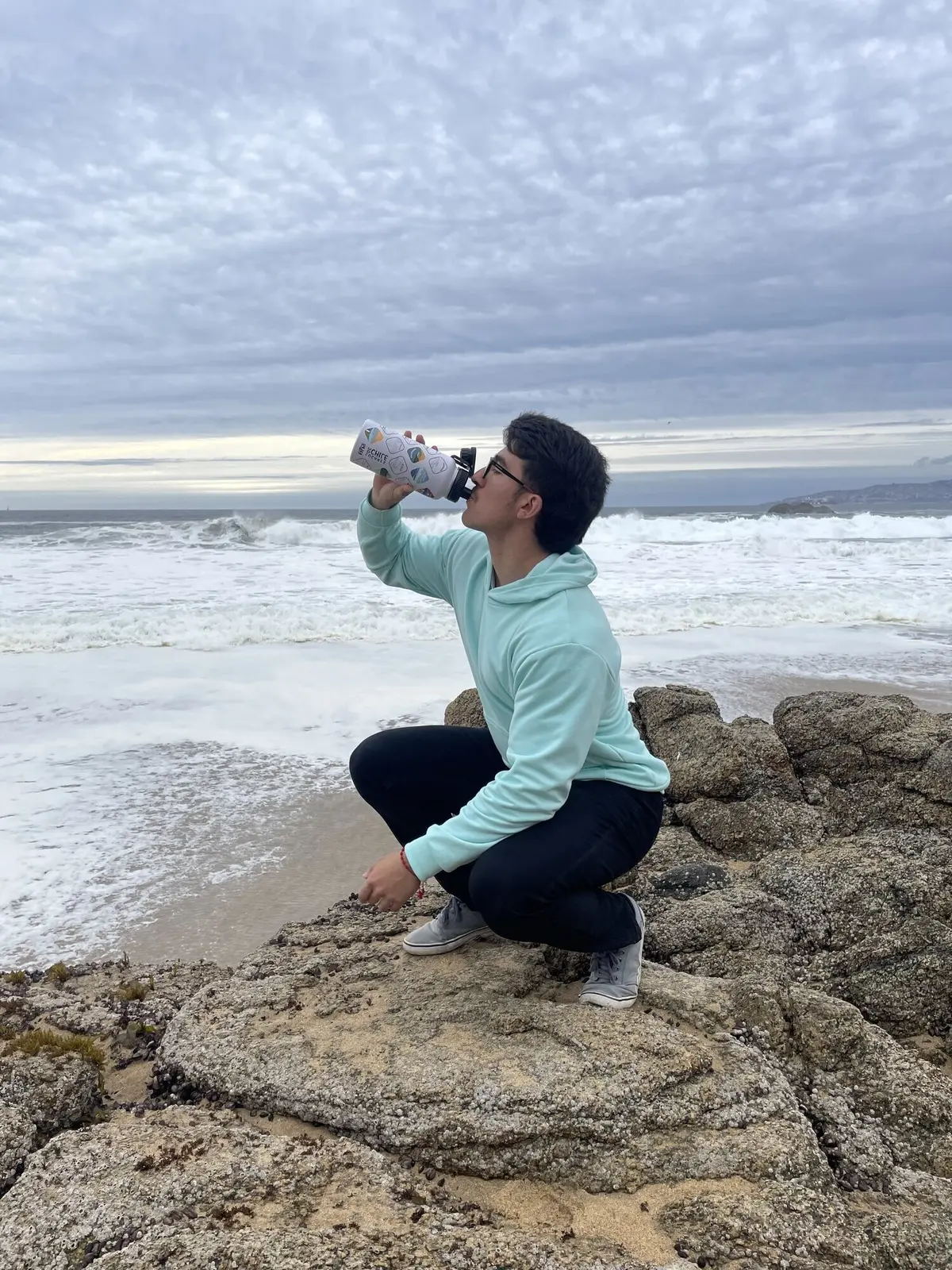 Persona mostrando la botella Kalpu en la playa