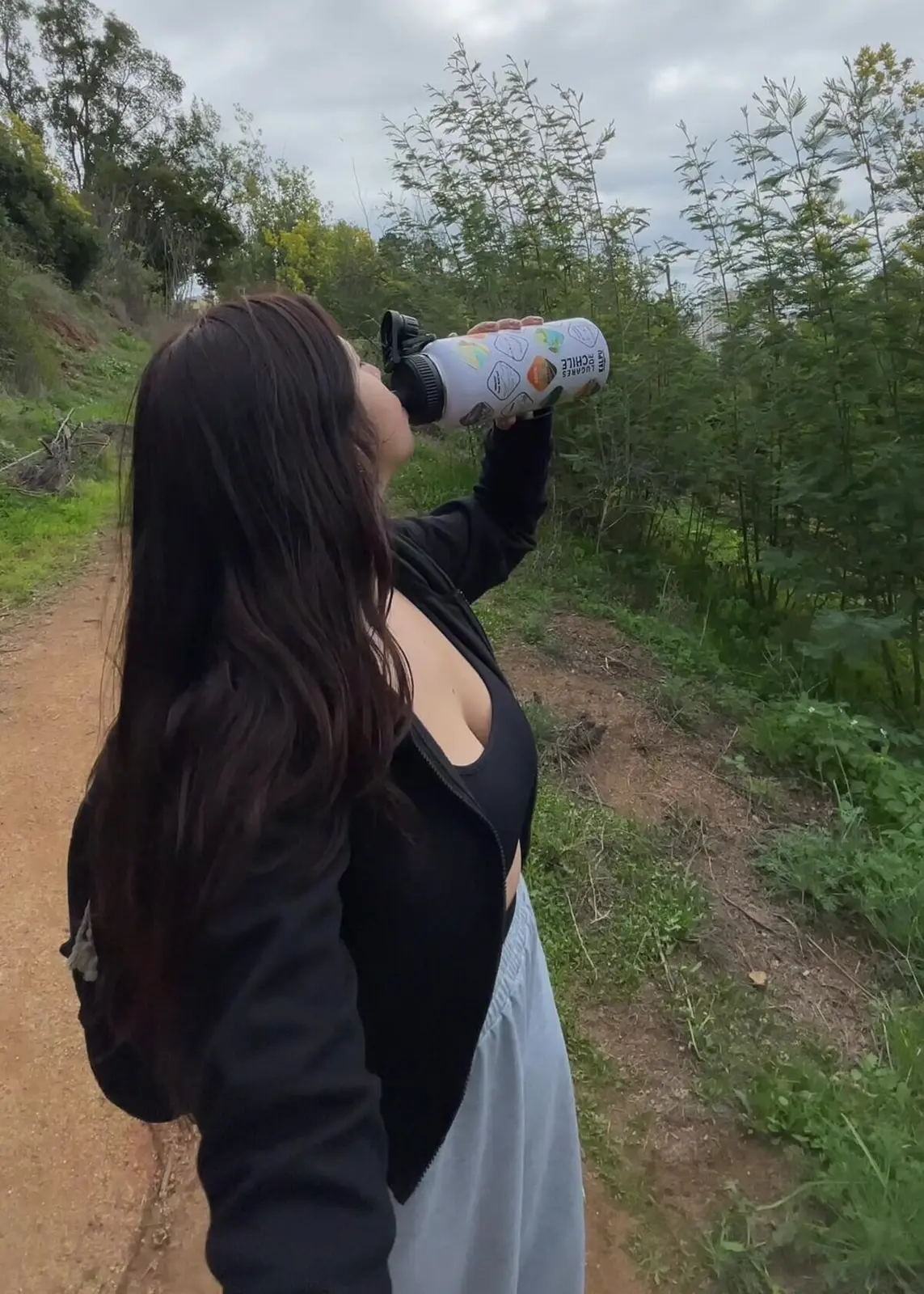 Persona bebiendo de la botella Kalpu en el cerro