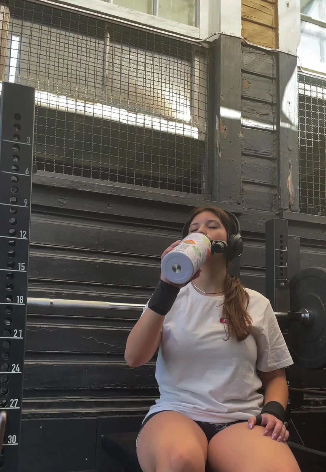 Persona bebiendo de la botella Kalpu en el gimnasio