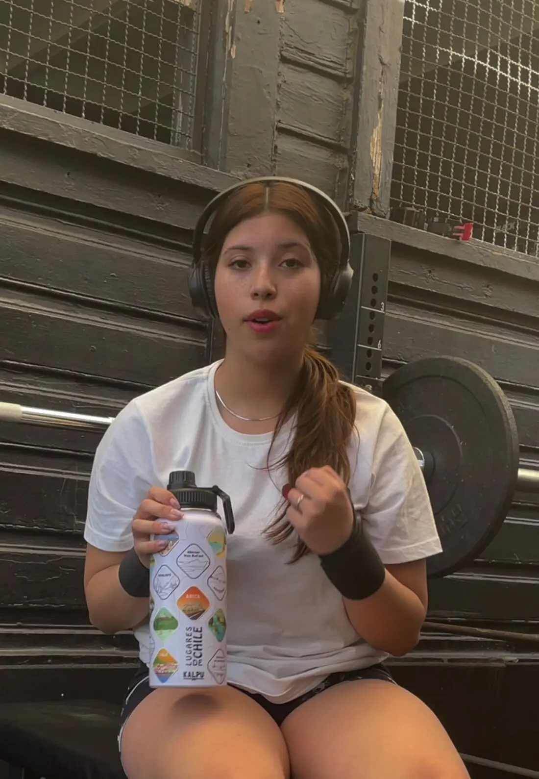 Persona con la botella Kalpu en el gimnasio
