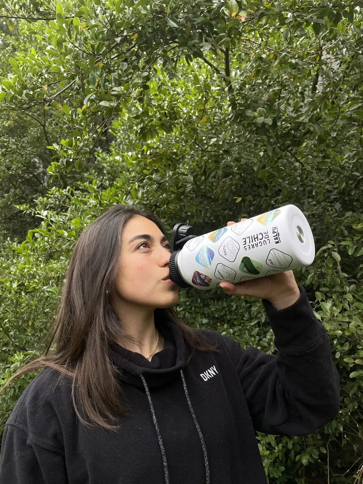 Persona bebiendo de la botella Kalpu
