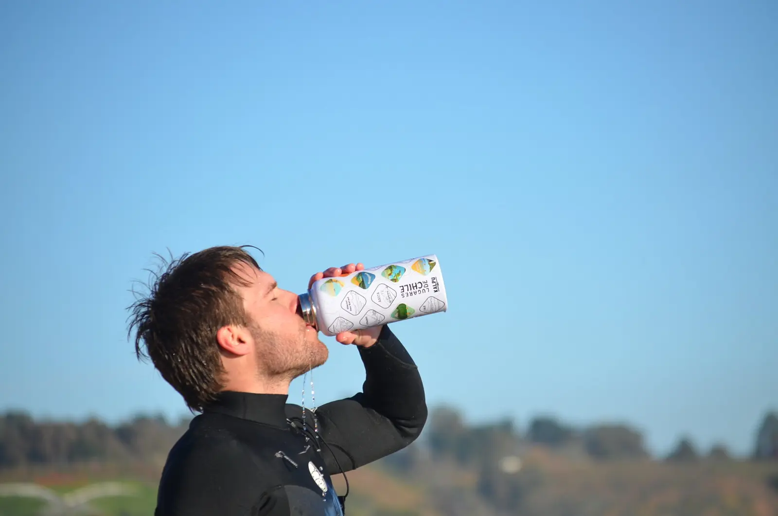 Surfista bebiendo de la botella Kalpu