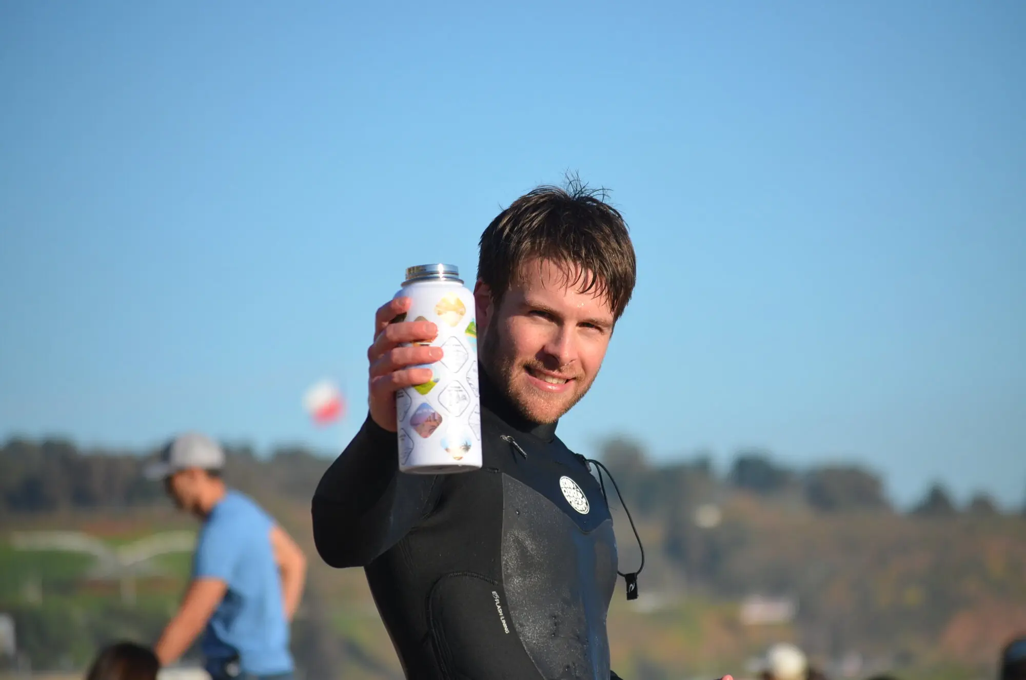Surfista mostrando la botella Kalpu