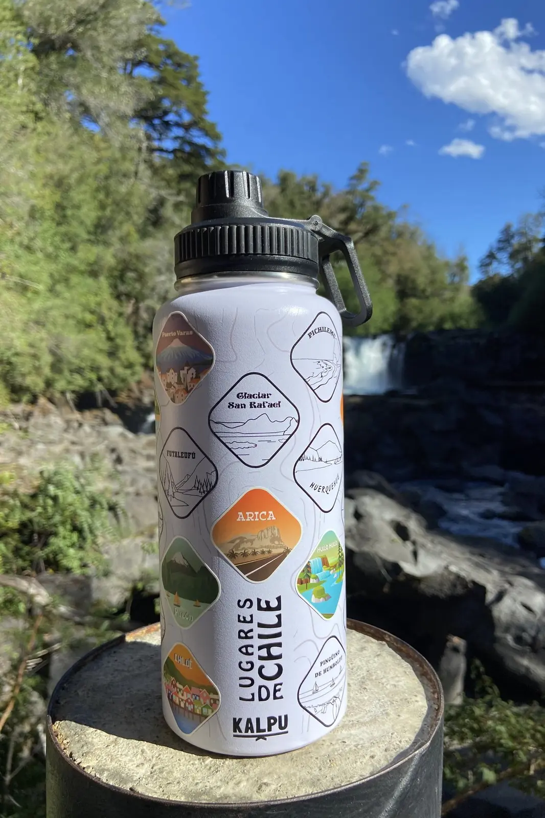 Botella Kalpu frente a la cascada de Huilo Huilo