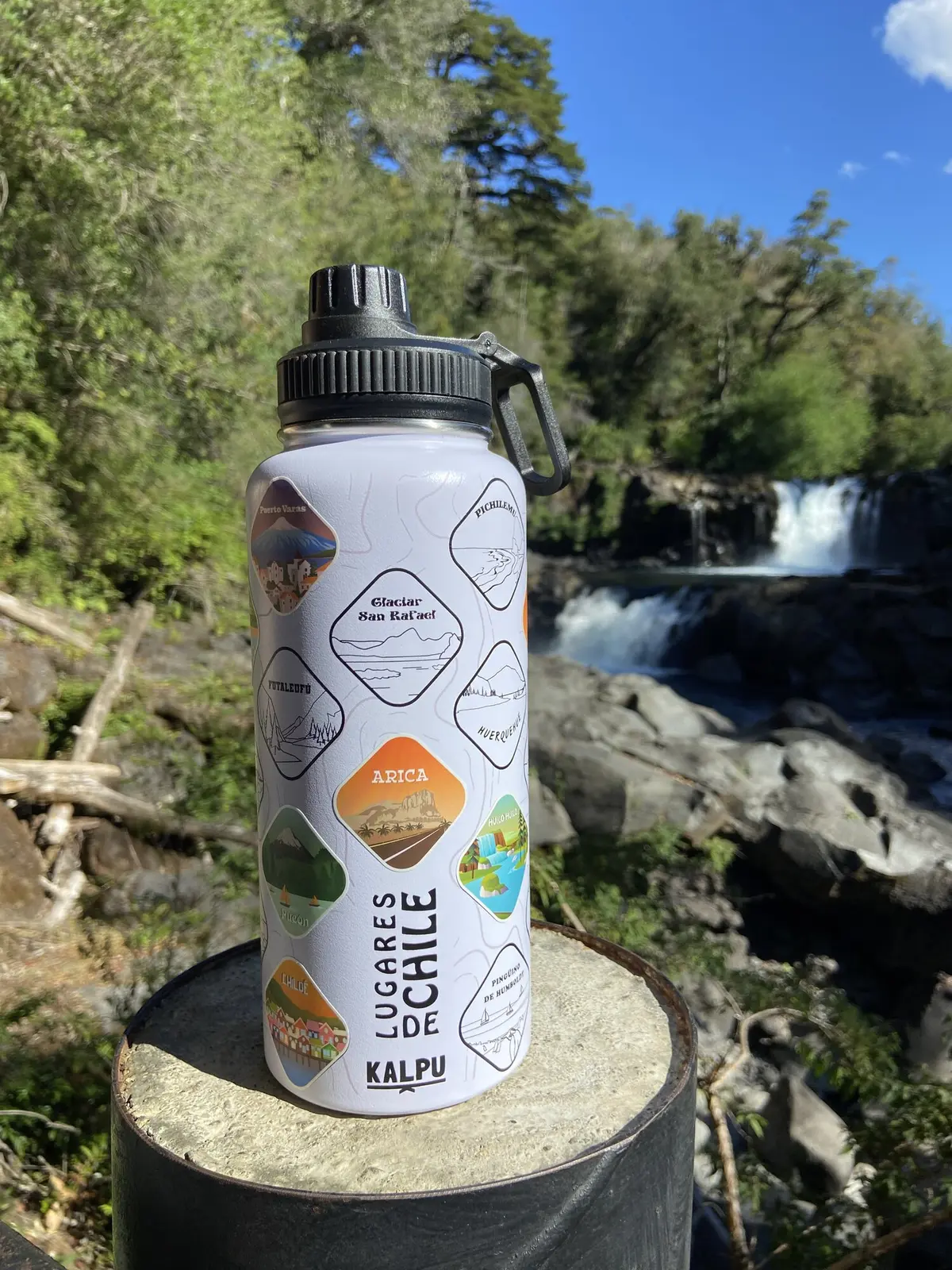Botella Kalpu frente a una cascada