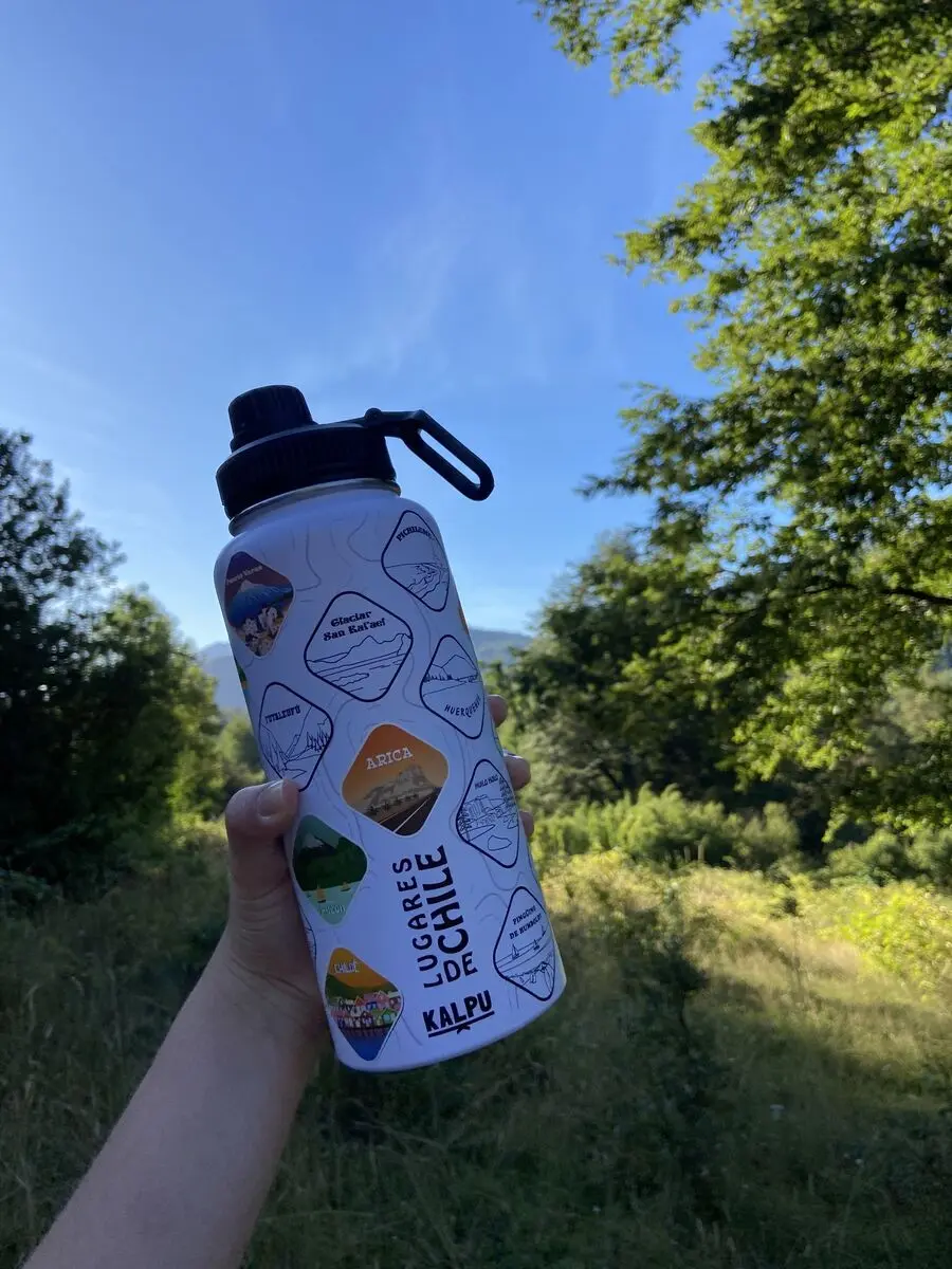 Botella Kalpu en alto con la cordillera de fondo